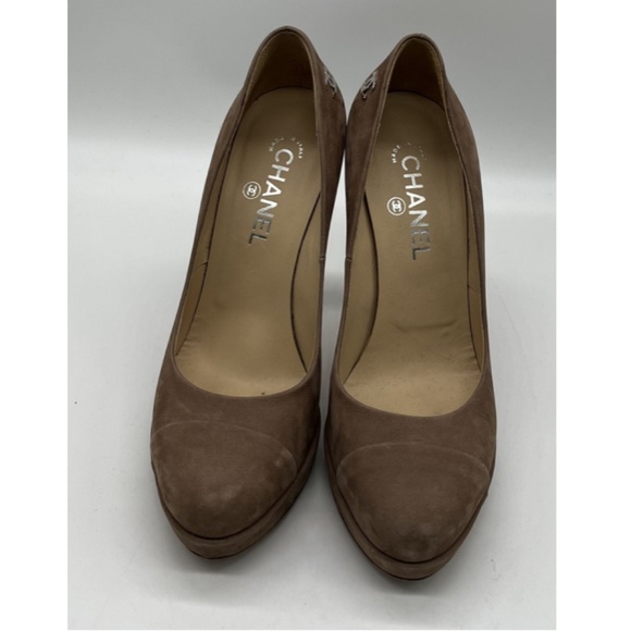CHANEL Beige Suede Closed Toe Platform w/ Silver CC Logo Pump sz 38.5 - Picture 2 of 6